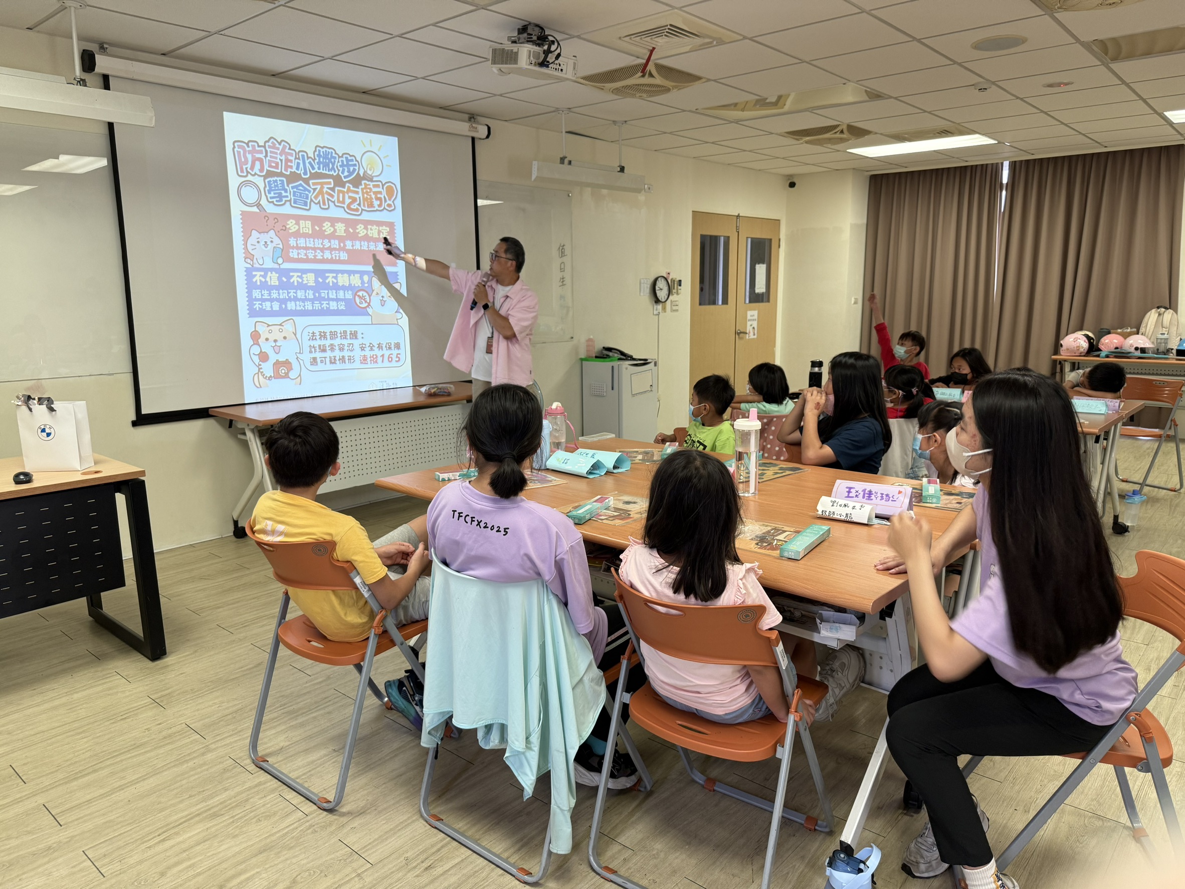 小朋友專心聽講