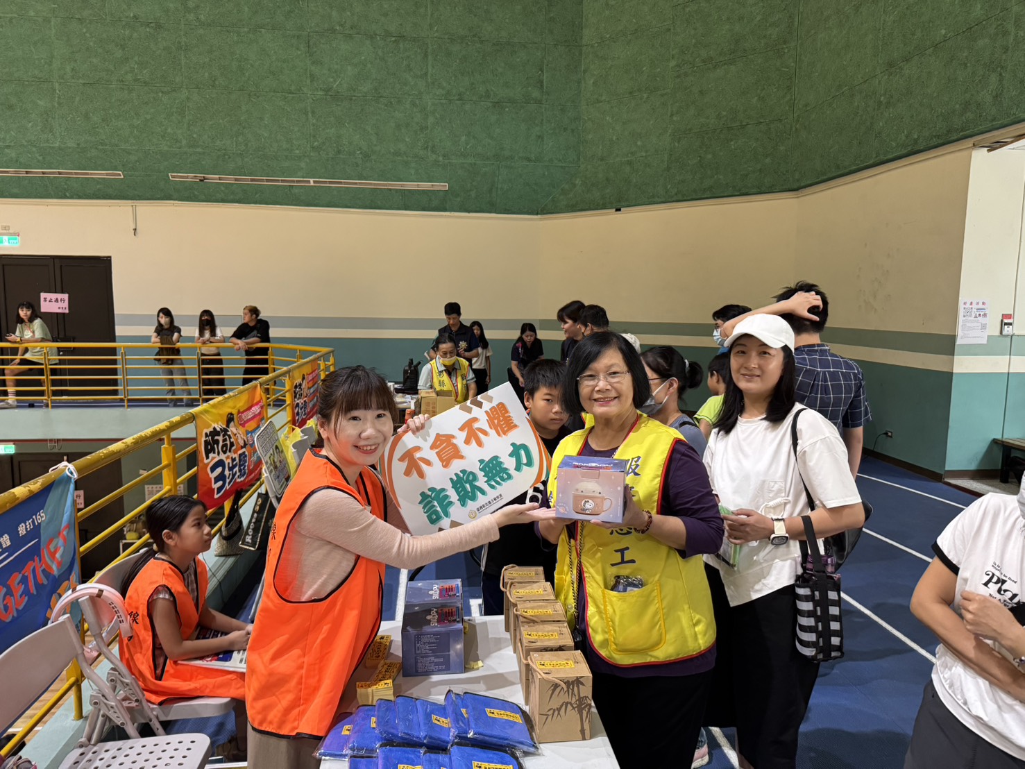 3李雅芳觀護人組長頒發有獎徵答禮品