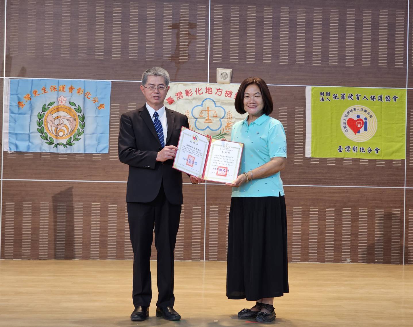 本署檢察長謝名冠頒發感謝狀給二林無極經天宮。