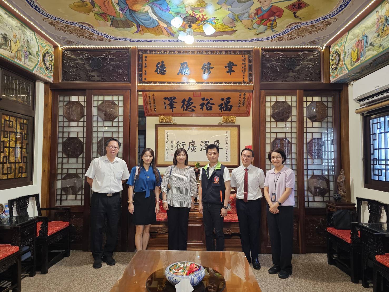 法務部司法保護評鑑長官、本署主任檢察官與犯保主委張晉維(右3 )合影。