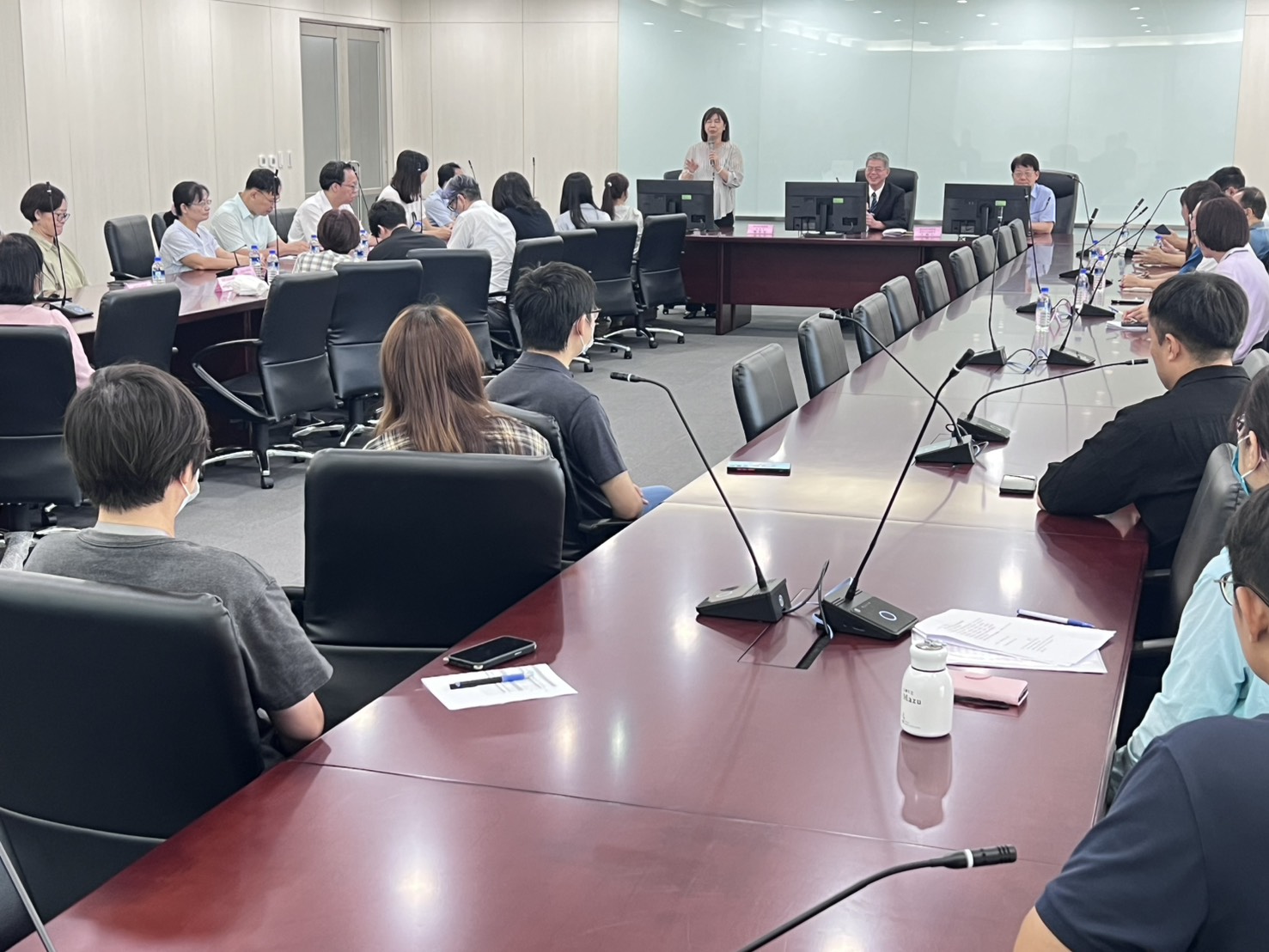 法務部保護司歐視察(站立者)率評鑑人員至本署