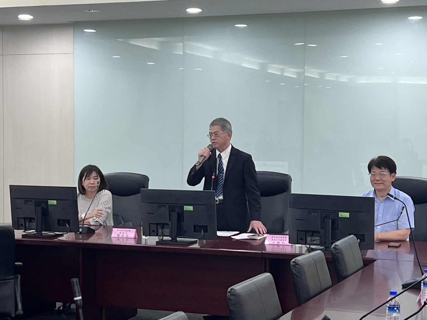 檢察長謝名冠(中間站立)歡迎法務部至本署進行司法保護評鑑。