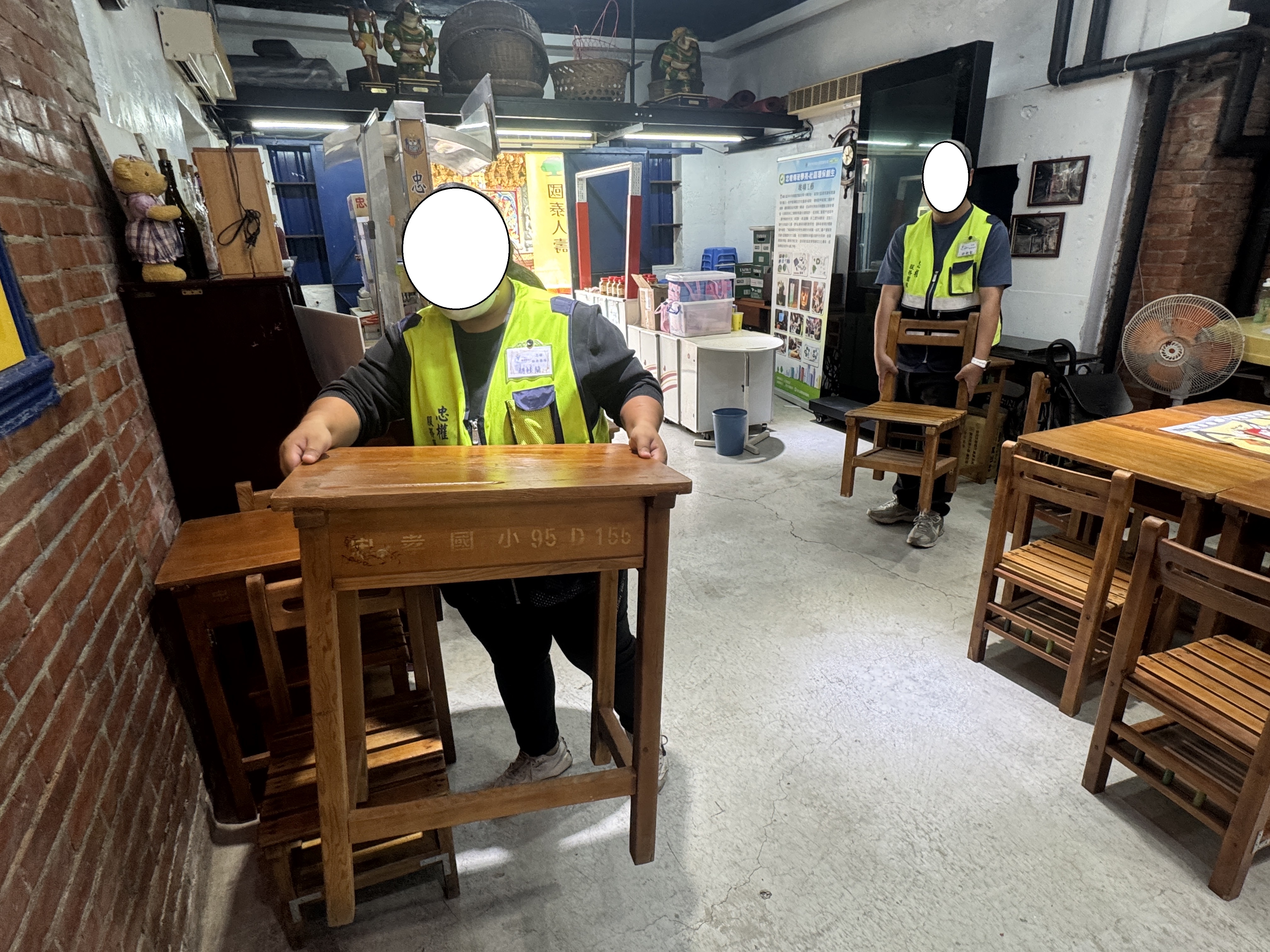 勞動人協助布置活動會場