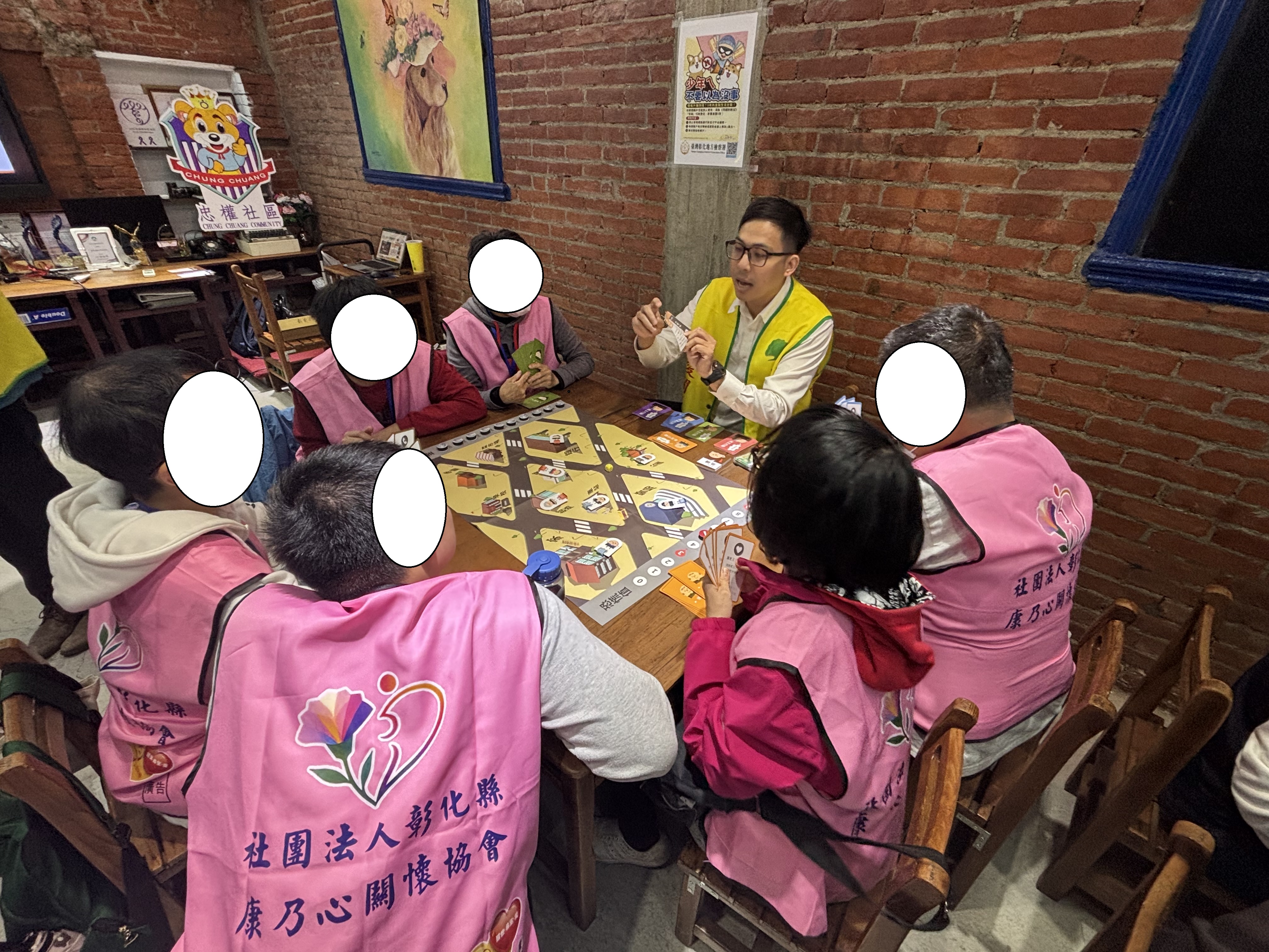 保險公司活動人員帶領身心障礙學員以桌遊方式認識詐騙態樣1