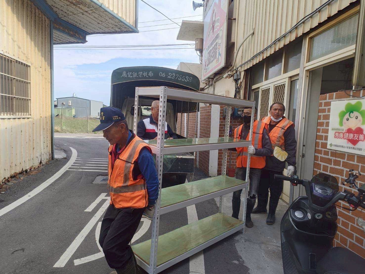 勞動人協助搬運教室物品