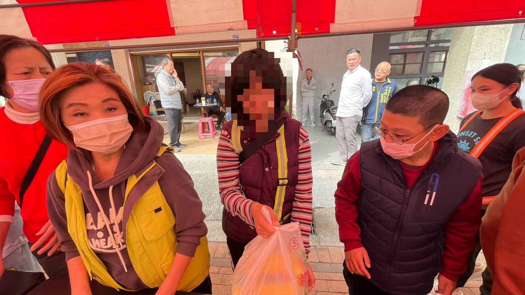 勞動人協助發放餐點給街友