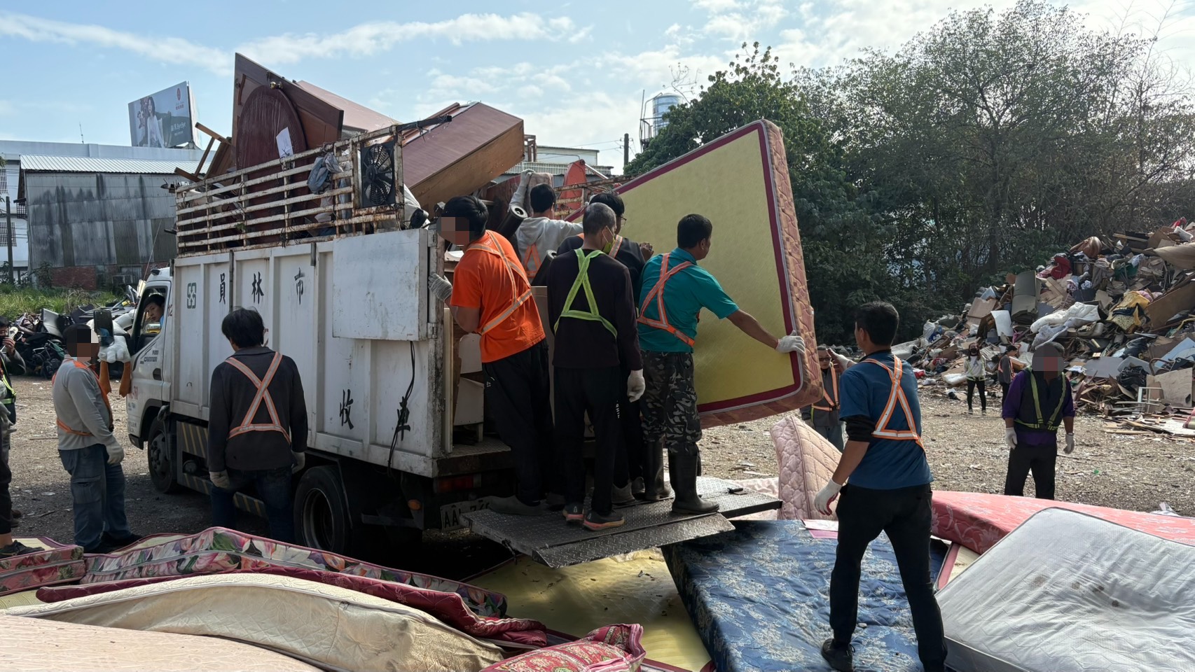 社會勞動人在廢棄物清理場協助做垃圾分類