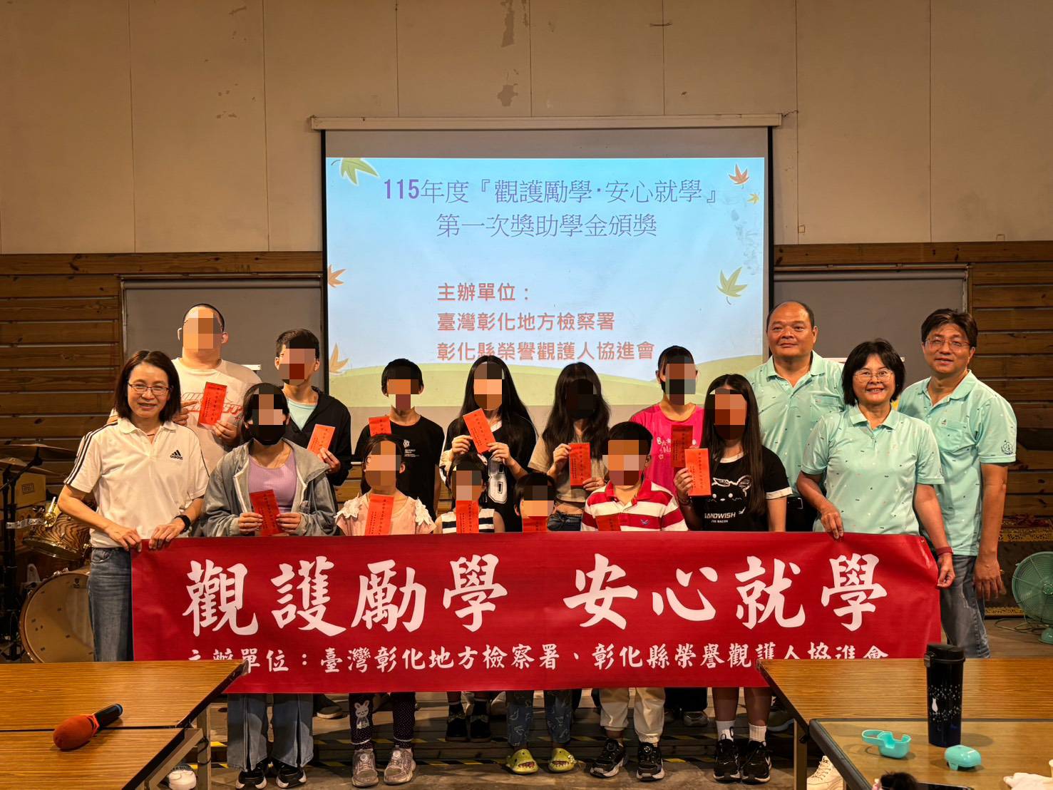 長官與受獎人大合照