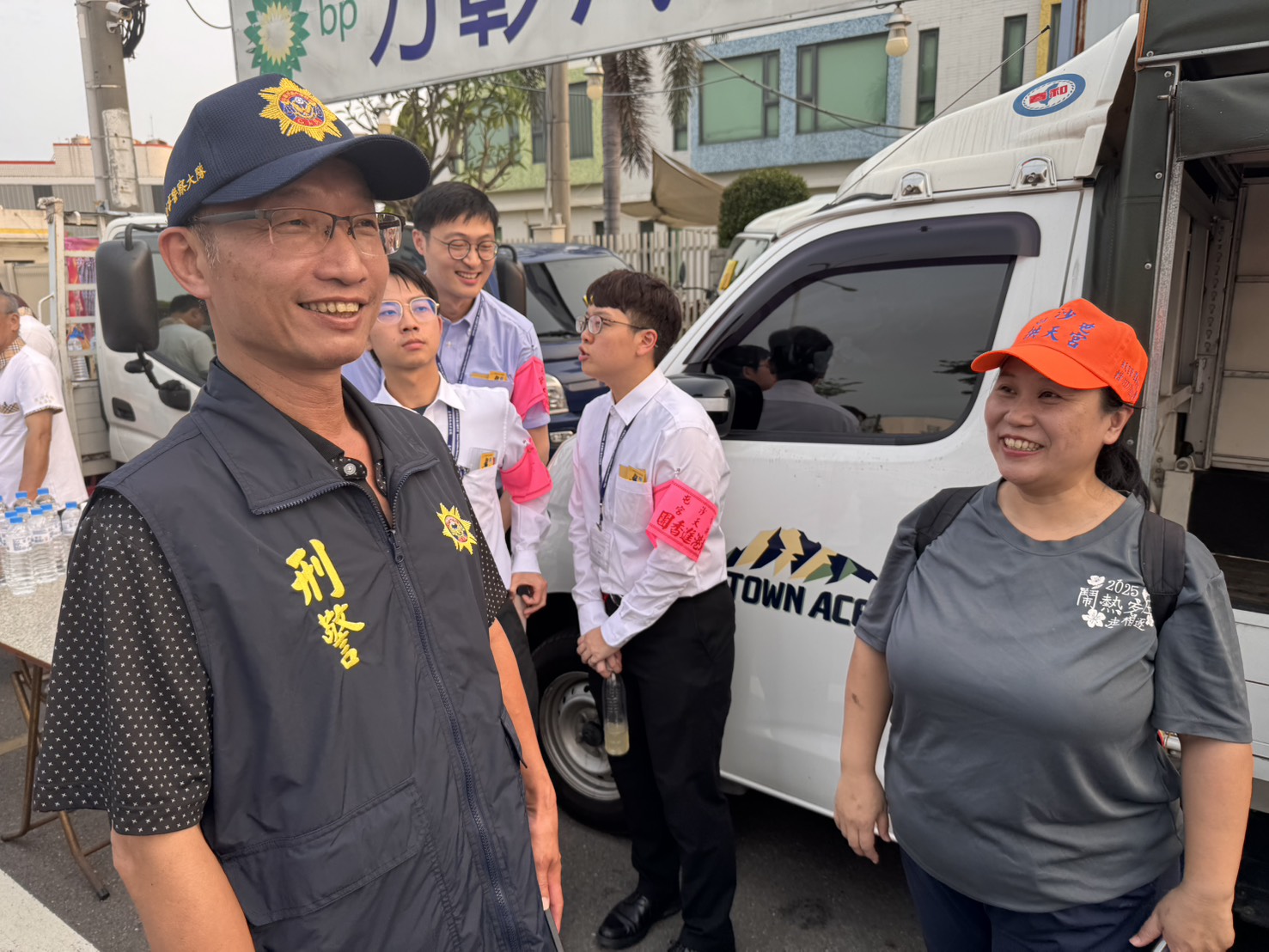 本署主任檢察官林芬芳（右）率領同仁於媽祖遶境沿途進行反賄選、反詐騙宣導。