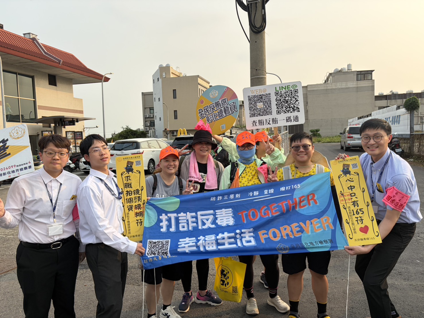 彰化地檢署反詐反賄宣導吸引香燈腳合影留念