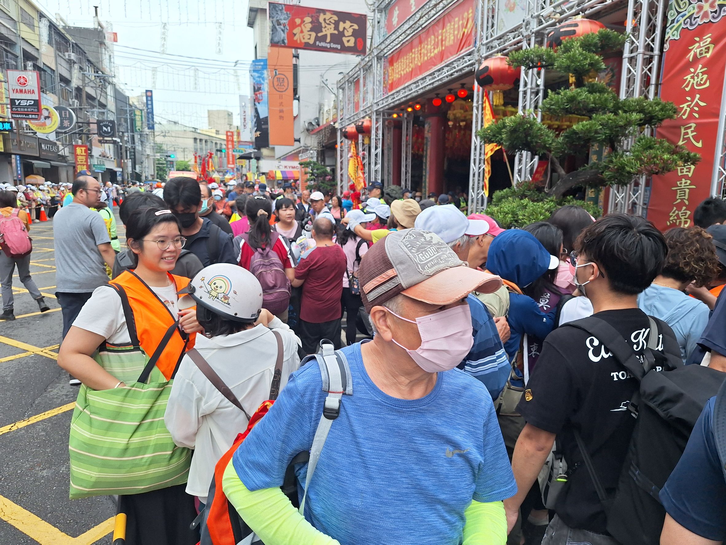 彰化地檢署宣導人員發放宣導品