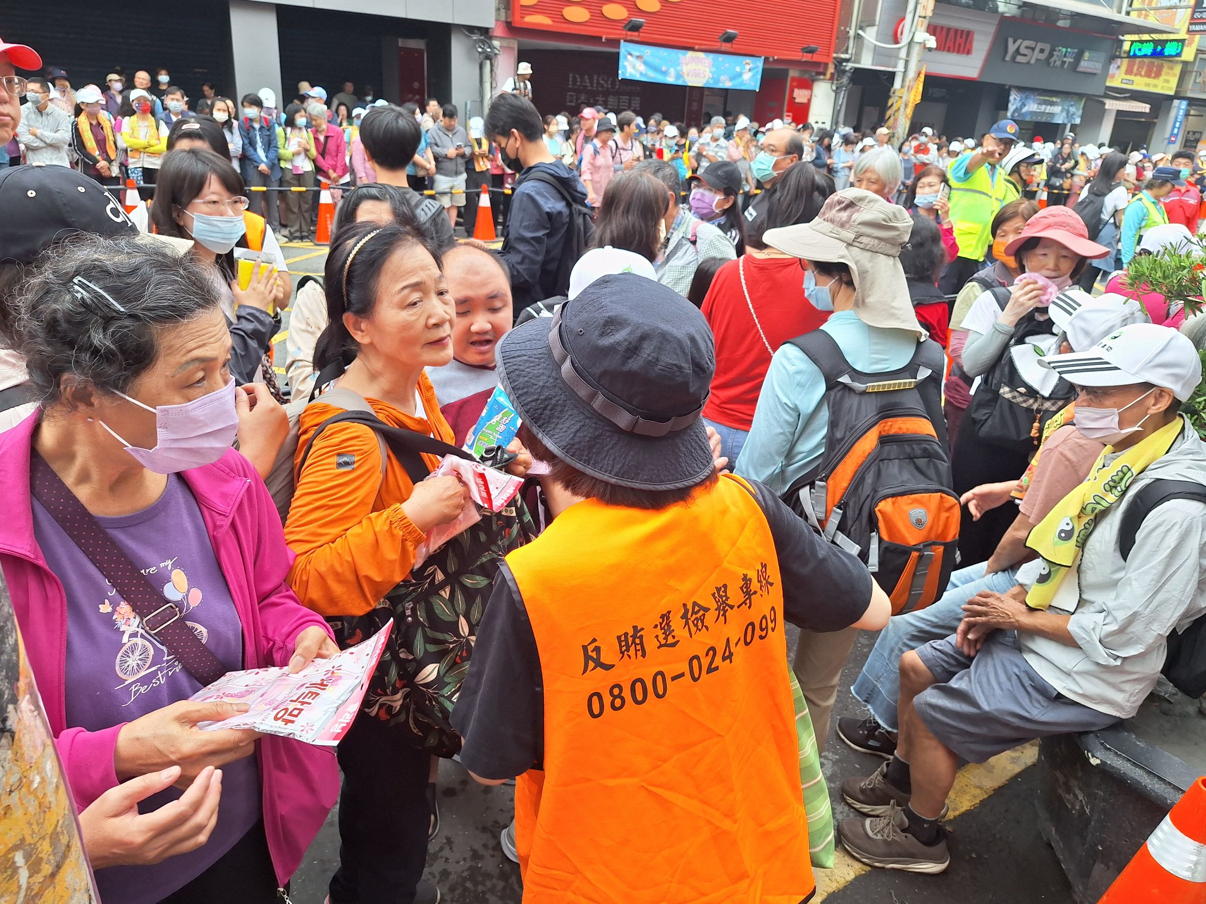 彰化地檢署宣導人員向群眾宣導反毒反詐騙反賄選