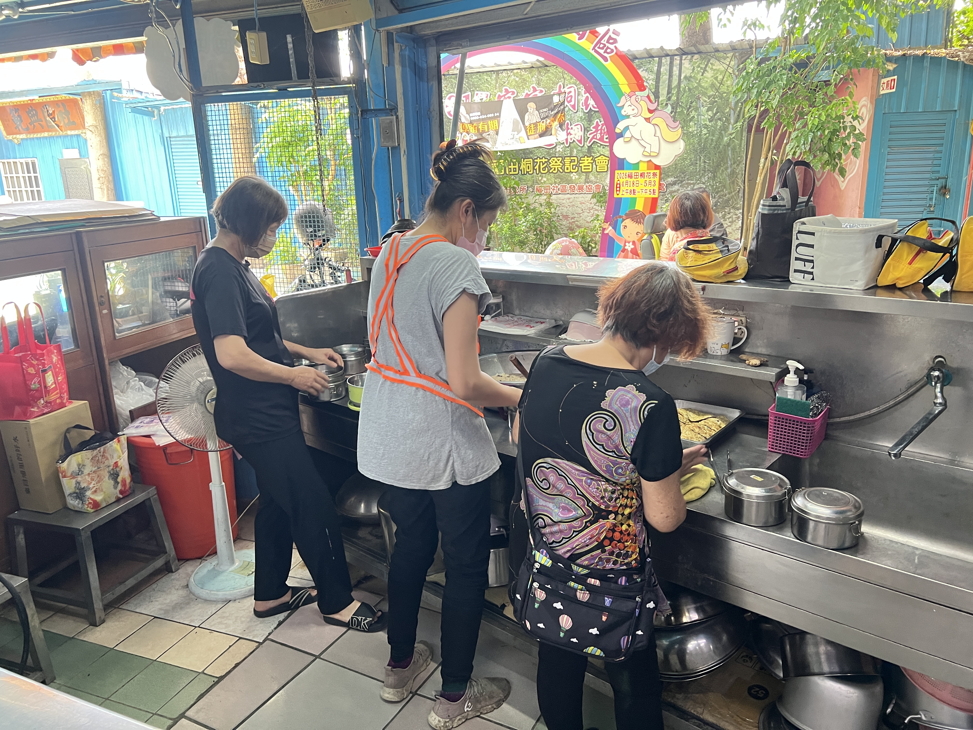 社會勞動人及社區志工進行長者共餐打菜