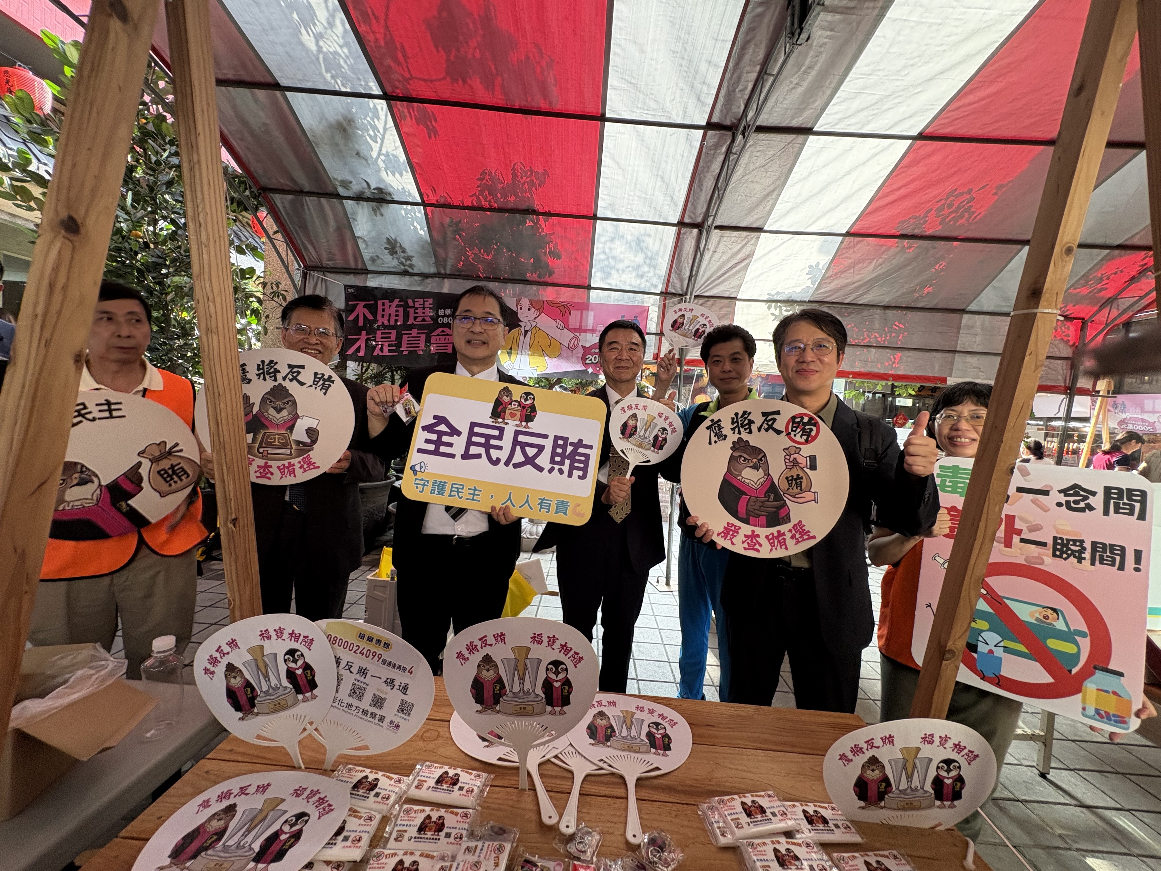 照片2鄭部長蒞臨攤位宣導