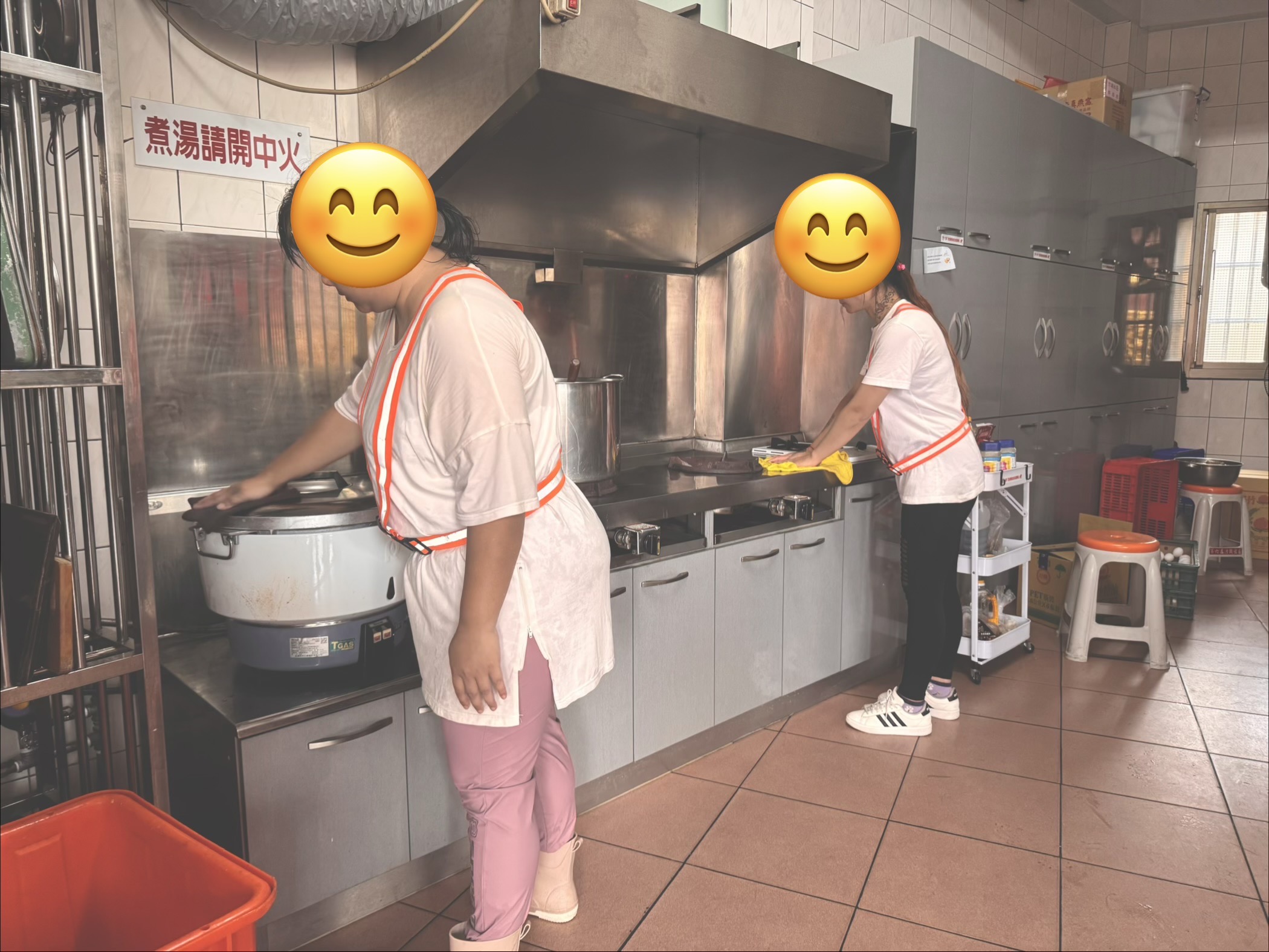 社會勞動人進行長者共餐烹煮及相關廚務